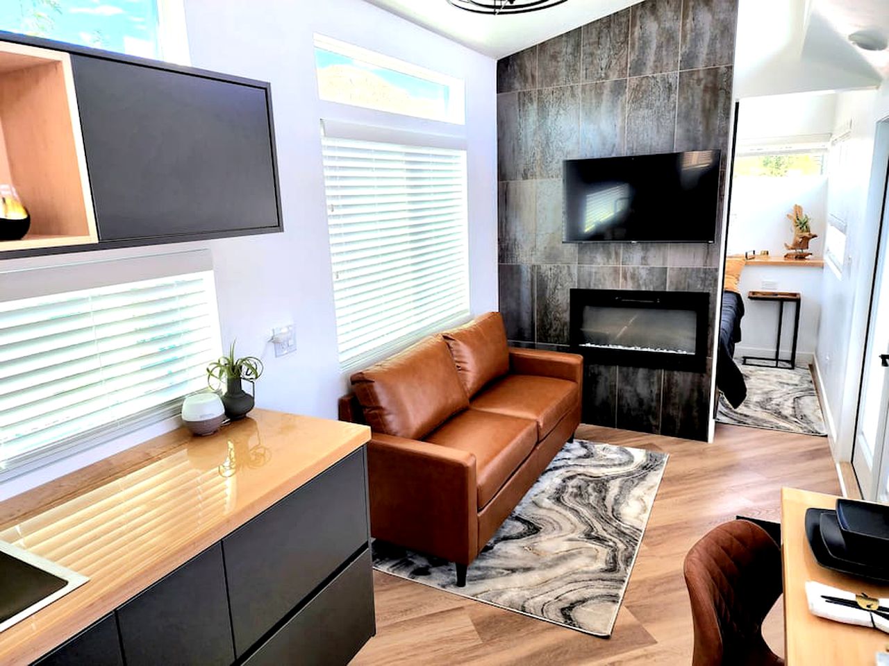 Seamless Comfort: Designer Modern Tiny Home featuring All Amenities in Apple Valley, Utah