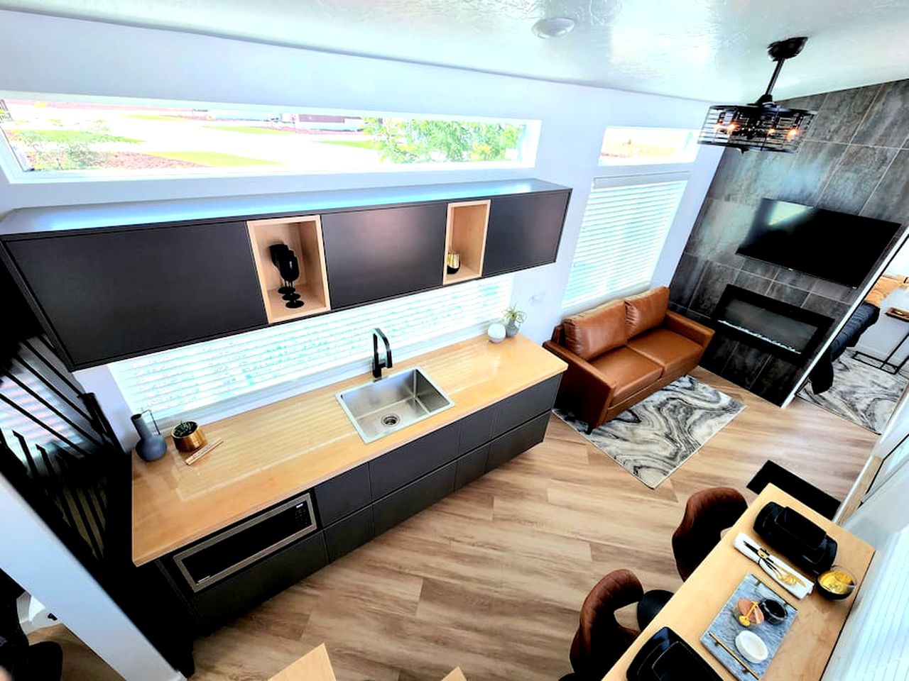 Seamless Comfort: Designer Modern Tiny Home featuring All Amenities in Apple Valley, Utah