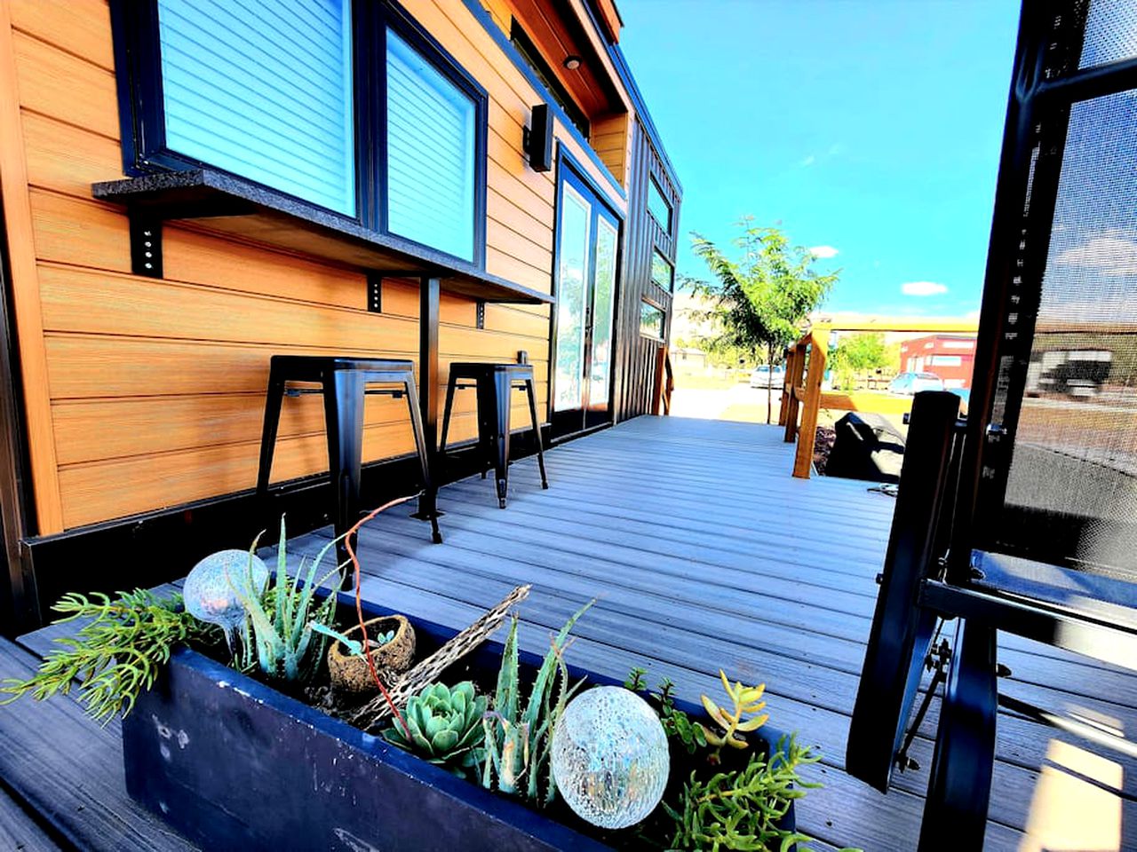 Seamless Comfort: Designer Modern Tiny Home featuring All Amenities in Apple Valley, Utah