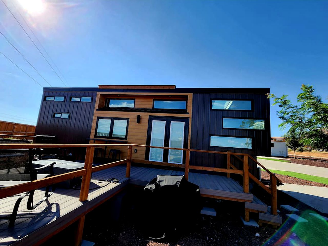 Seamless Comfort: Designer Modern Tiny Home featuring All Amenities in Apple Valley, Utah