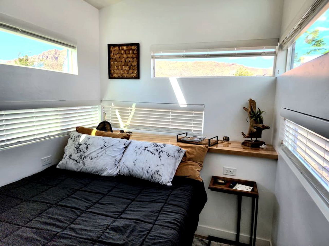 Seamless Comfort: Designer Modern Tiny Home featuring All Amenities in Apple Valley, Utah