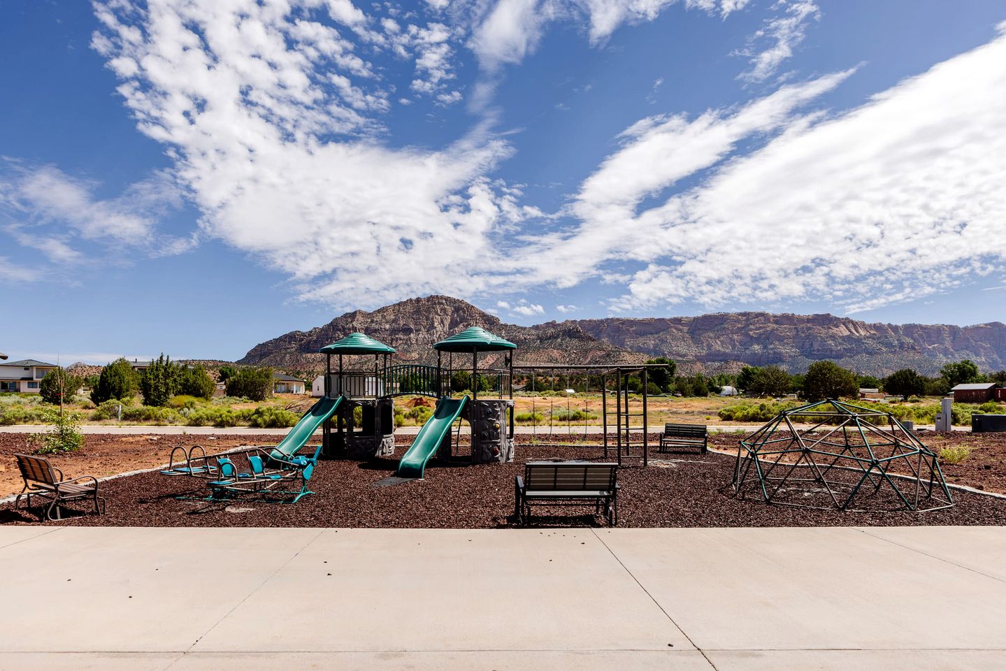 Secluded Bliss: Tiny House Escape from the City in Apple Valley, Utah