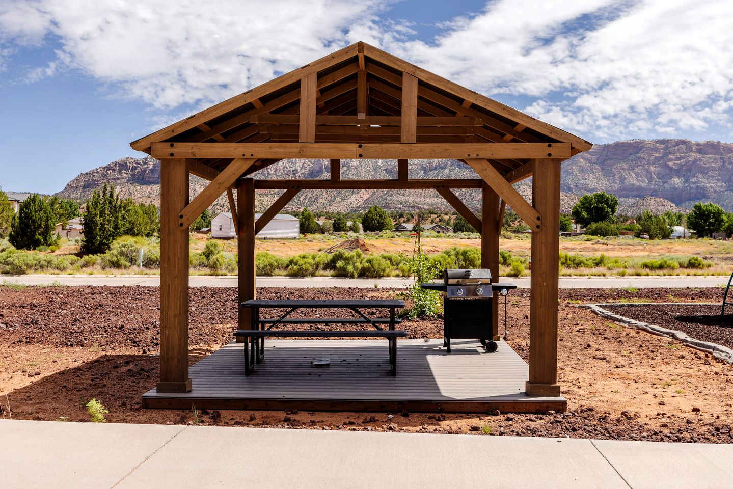 Secluded Bliss: Tiny House Escape from the City in Apple Valley, Utah