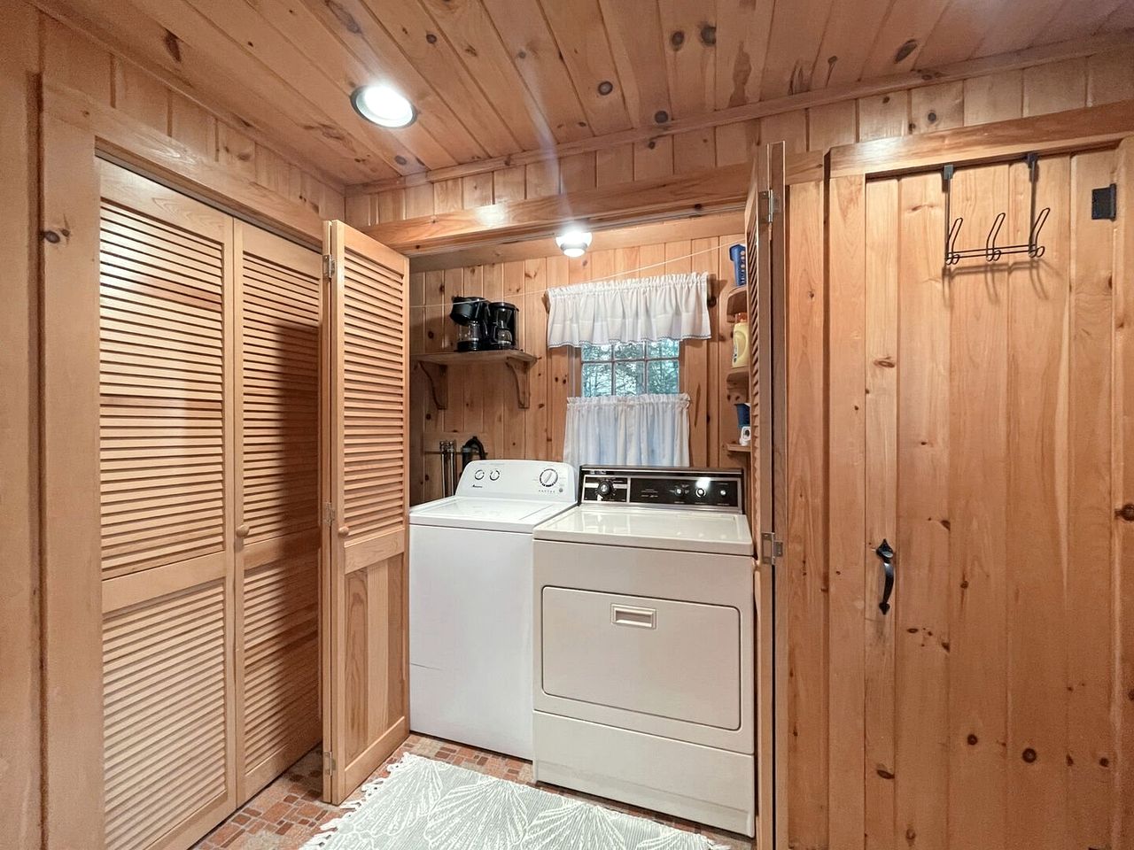 Enchanting Cottage with Fire Pit Near the Coast in York, Maine