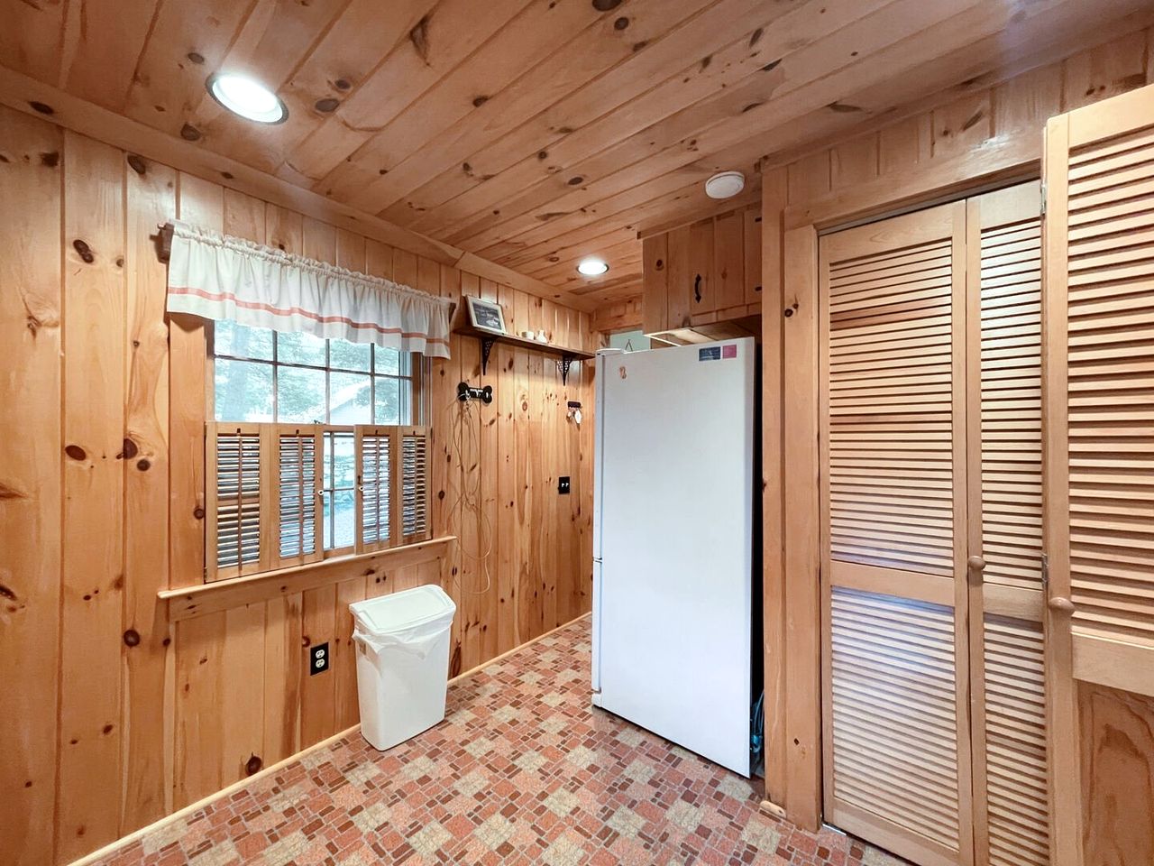 Enchanting Cottage with Fire Pit Near the Coast in York, Maine