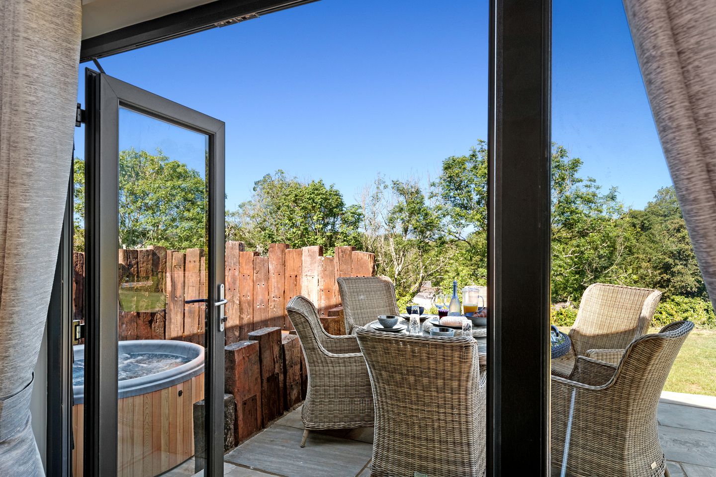 Luxury Lodge with Hot Tub near Tenby, Penally Wales – Peaceful Coastal Accommodation