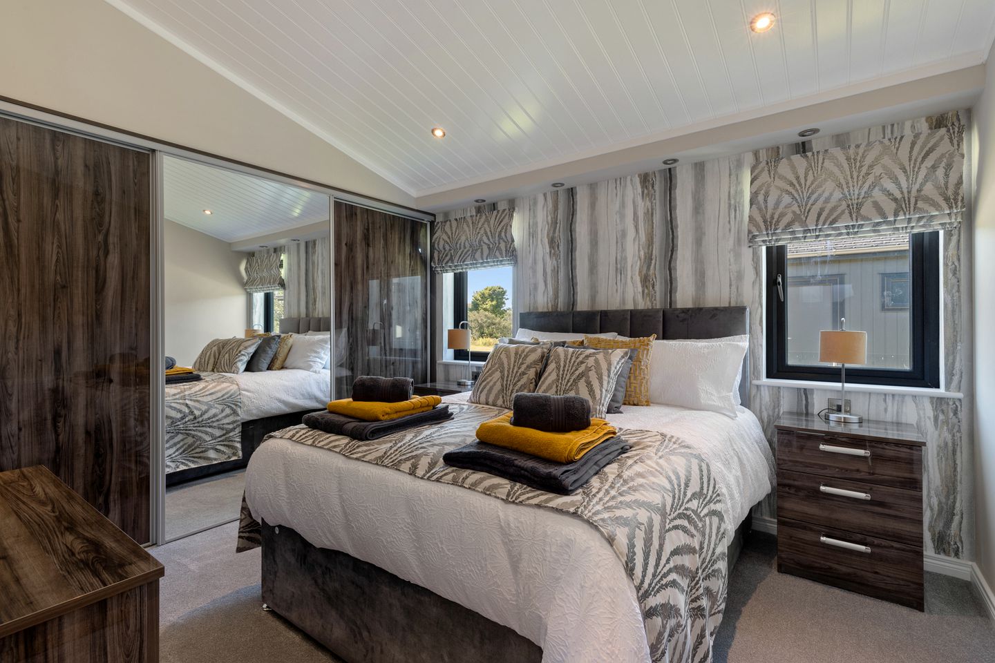 Luxury Lodge with Hot Tub near Tenby, Penally Wales – Peaceful Coastal Accommodation