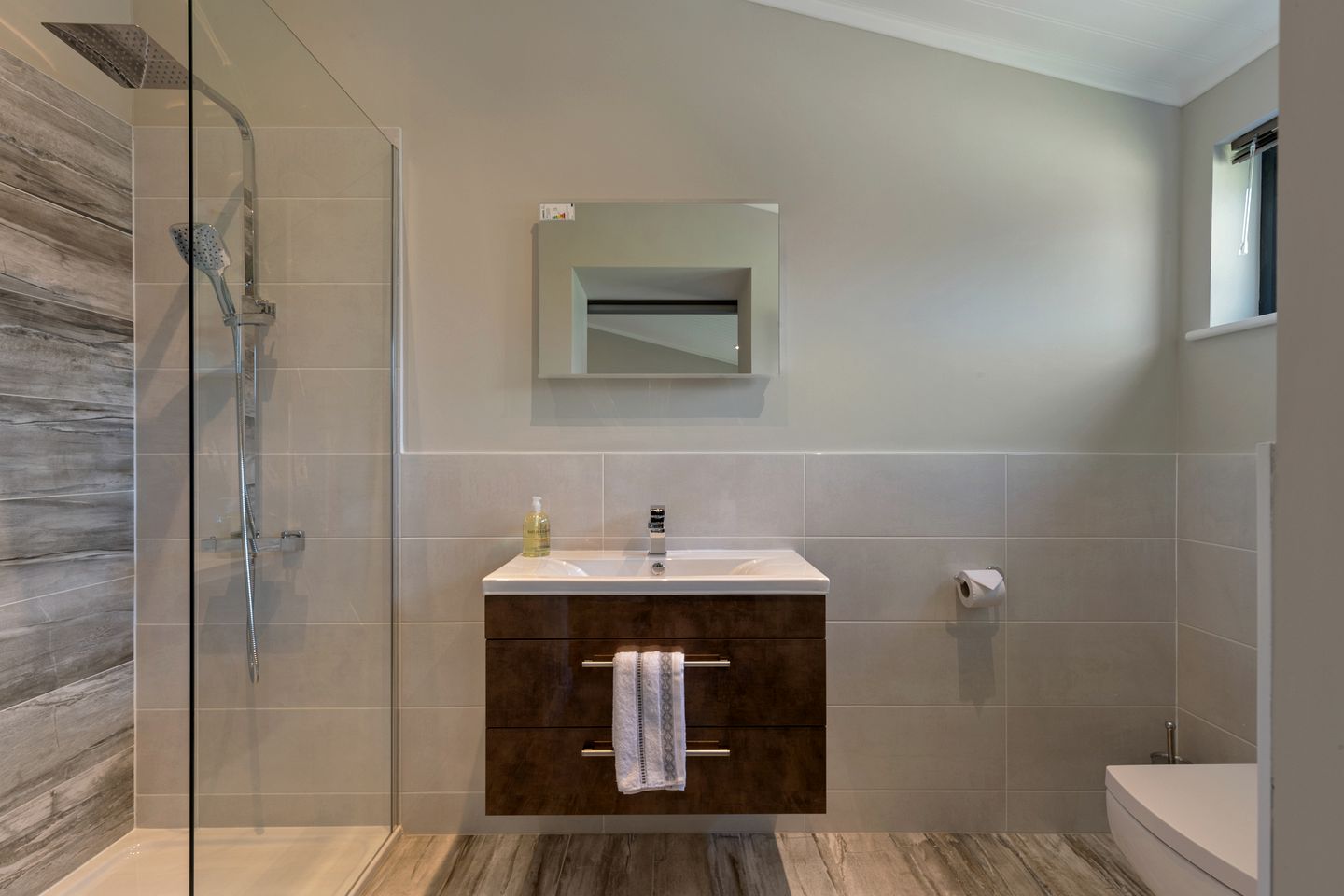 Luxury Lodge with Hot Tub near Tenby, Penally Wales – Peaceful Coastal Accommodation