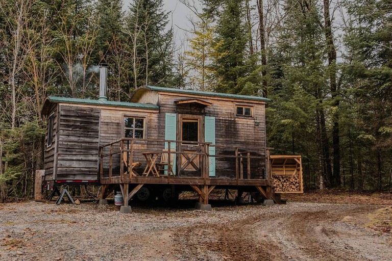 Cute Tiny House Glamping Destination in Quebec, Canada | Tiny Houses (Nominingue, Quebec, Canada)