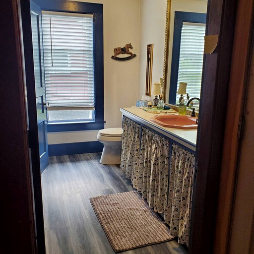 Romantic Room at Victorian Retreat in Charlemont, Massachusetts | Nature Lodges (Charlemont, Massachusetts, United States of America)