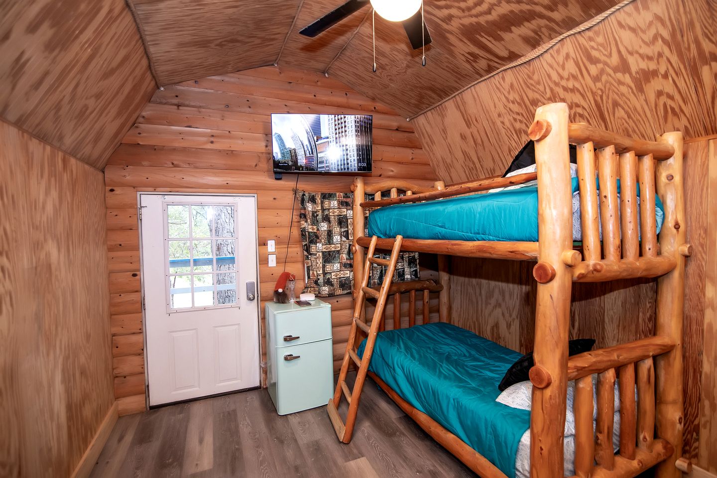 Pet Friendly Cabin with Fire Pit in Murfreesboro, Arkansas