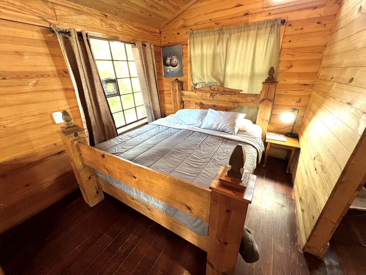 Heavenly Cabin Placed Between Trees in Murfreesboro, Arkansas