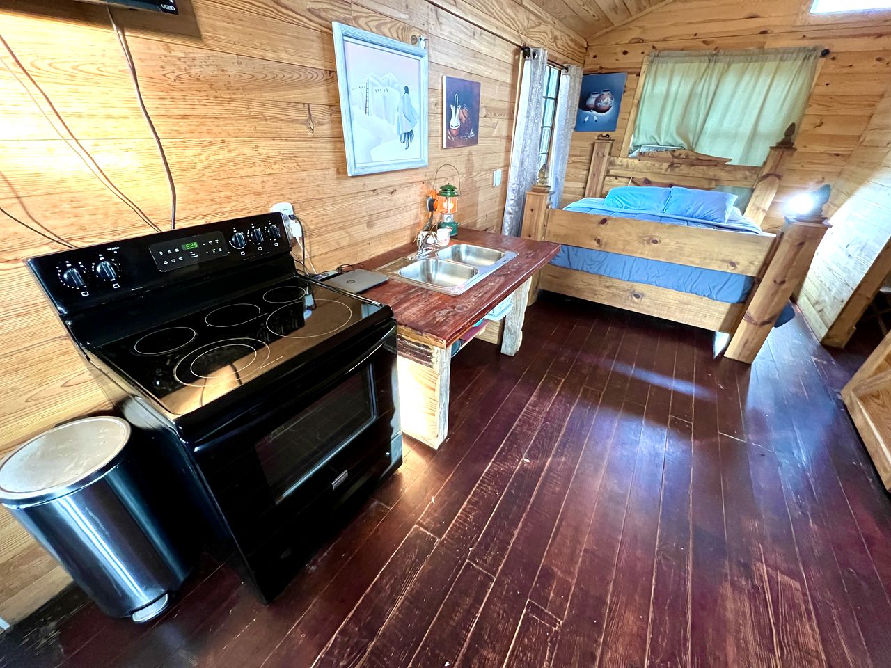 Heavenly Cabin Placed Between Trees in Murfreesboro, Arkansas