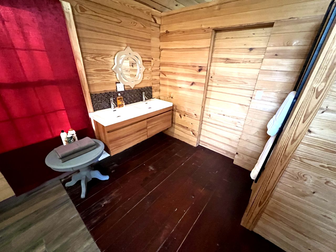 Heavenly Cabin Placed Between Trees in Murfreesboro, Arkansas