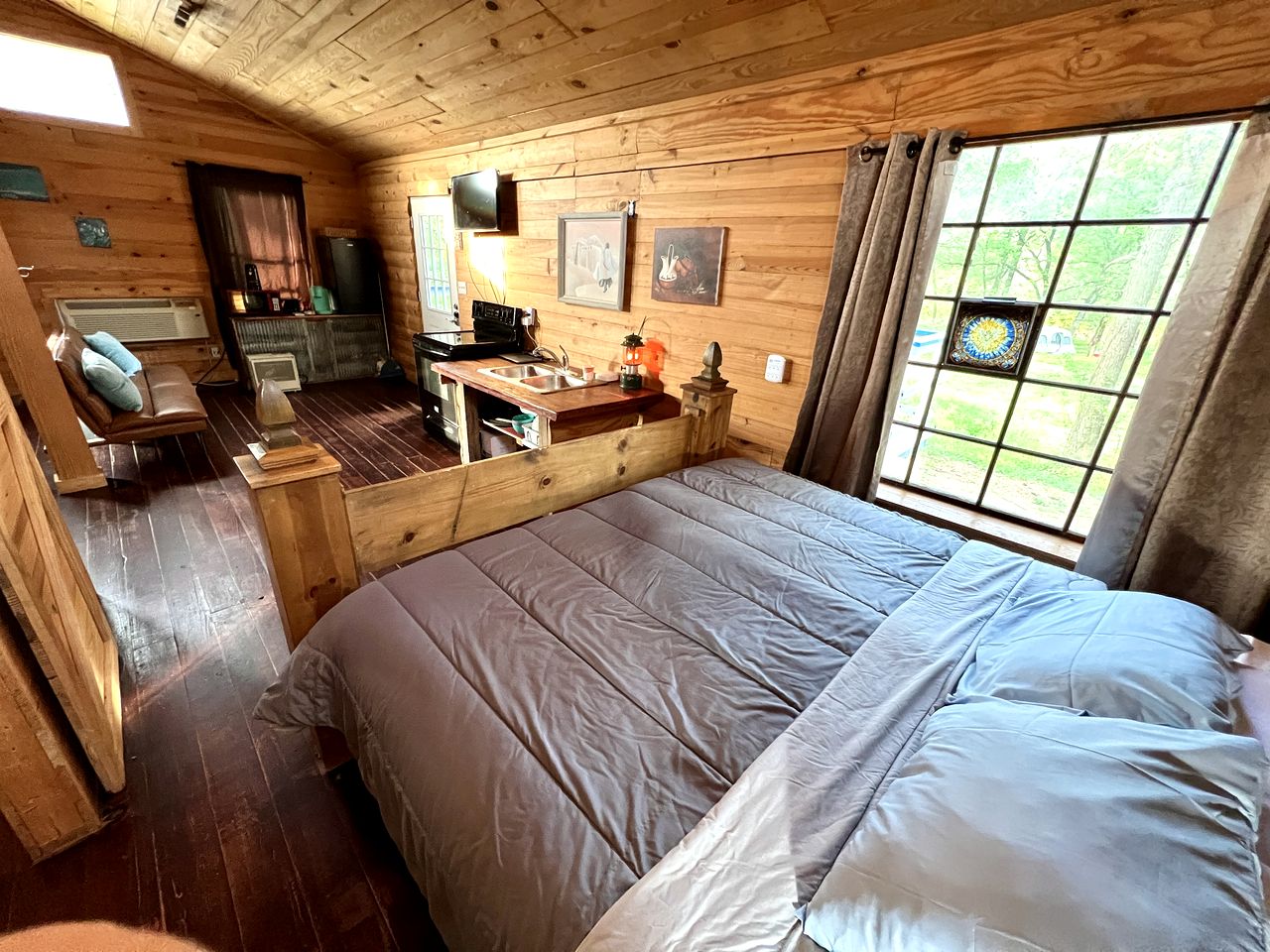 Heavenly Cabin Placed Between Trees in Murfreesboro, Arkansas