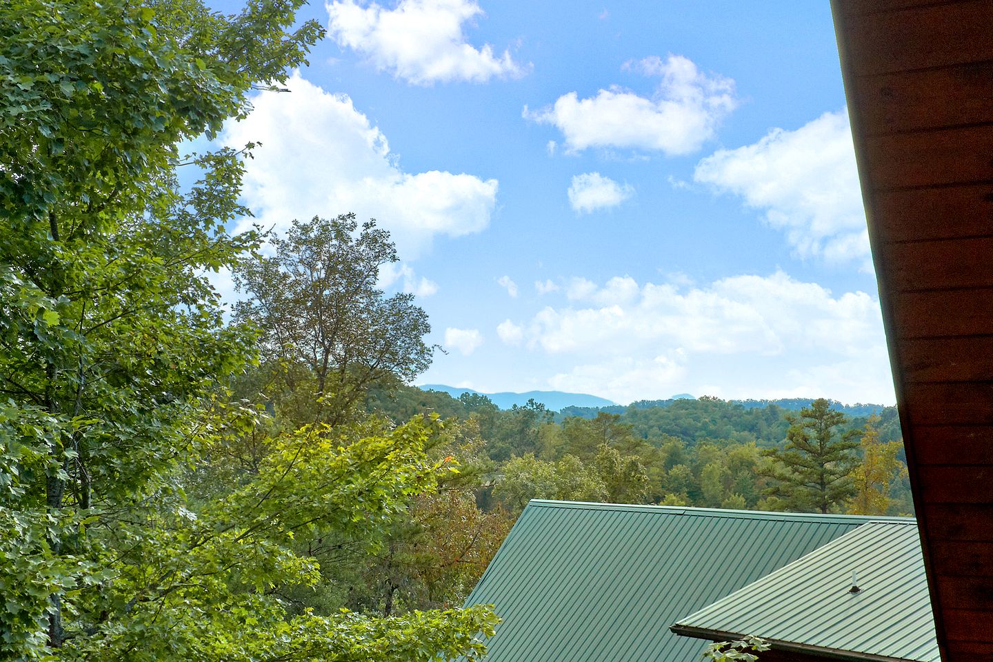Beautiful Cabin Getaway with a Private Hot Tub near Downtown Gatlinburg in Tennessee