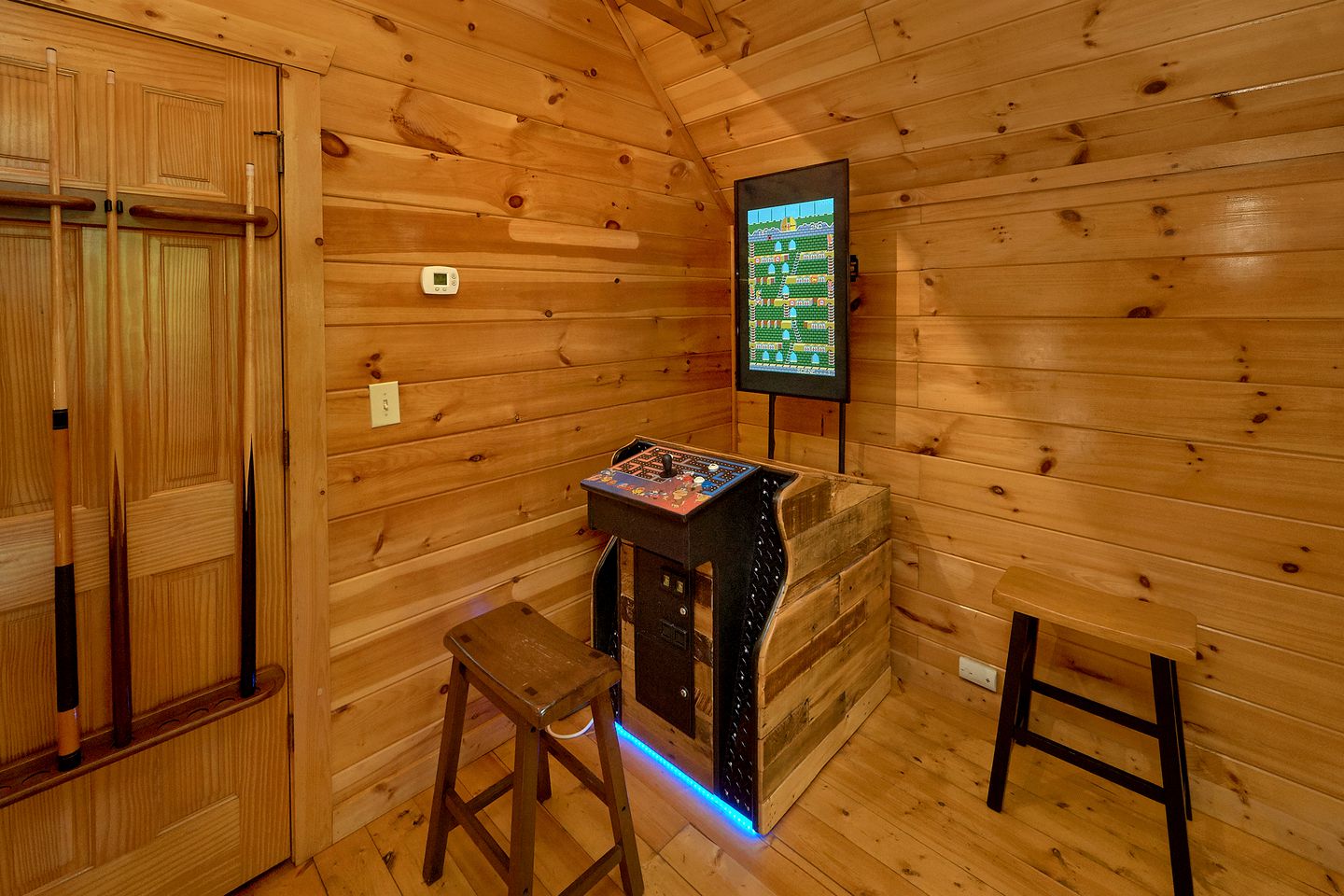 Beautiful Cabin Getaway with a Private Hot Tub near Downtown Gatlinburg in Tennessee