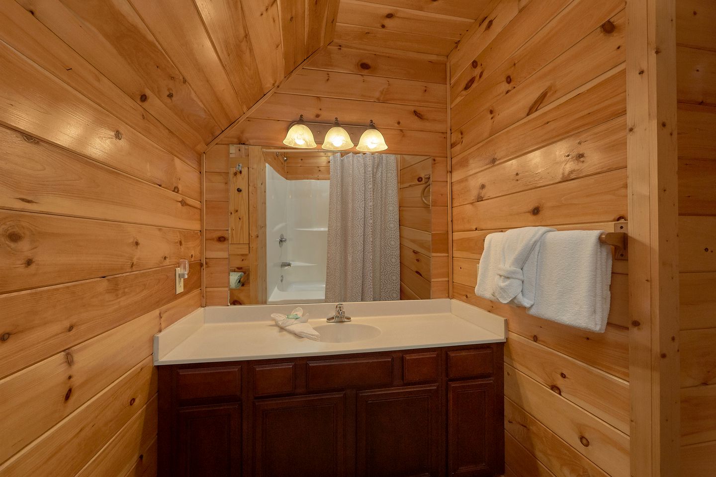 Beautiful Cabin Getaway with a Private Hot Tub near Downtown Gatlinburg in Tennessee