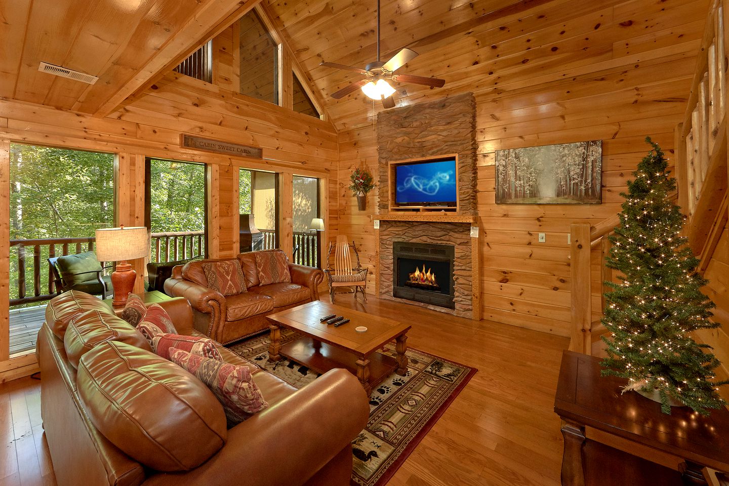 Beautiful Cabin Getaway with a Private Hot Tub near Downtown Gatlinburg in Tennessee