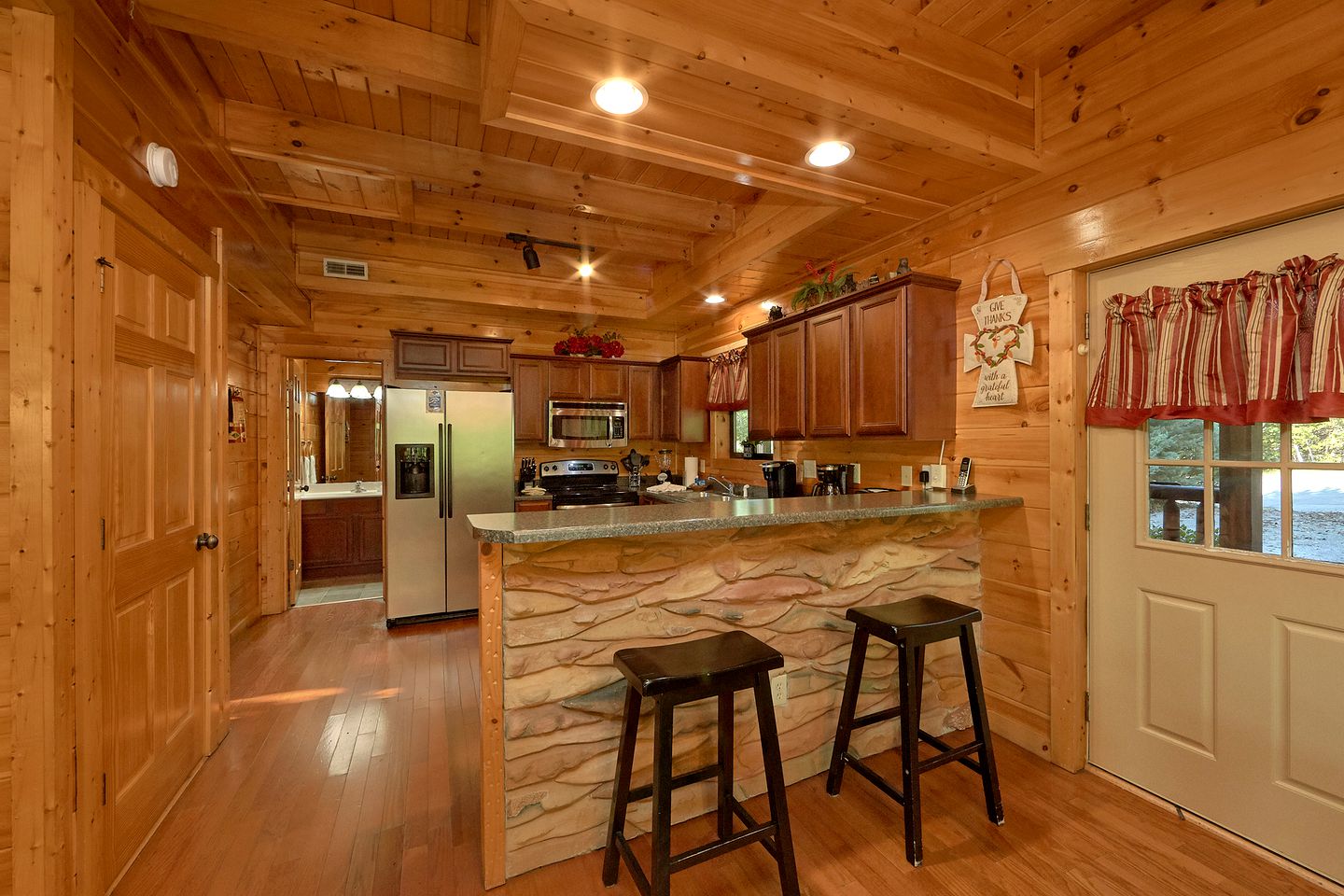 Beautiful Cabin Getaway with a Private Hot Tub near Downtown Gatlinburg in Tennessee