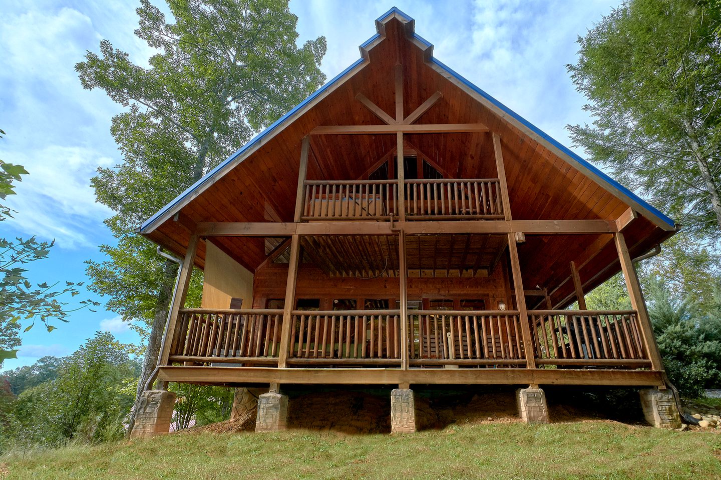 Beautiful Cabin Getaway with a Private Hot Tub near Downtown Gatlinburg in Tennessee