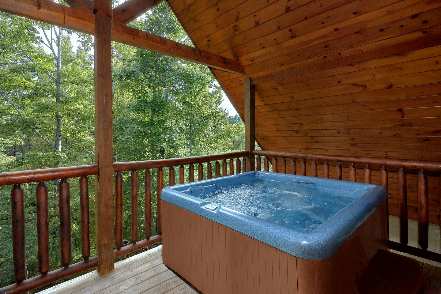 Beautiful Cabin Getaway with a Private Hot Tub near Downtown Gatlinburg in Tennessee