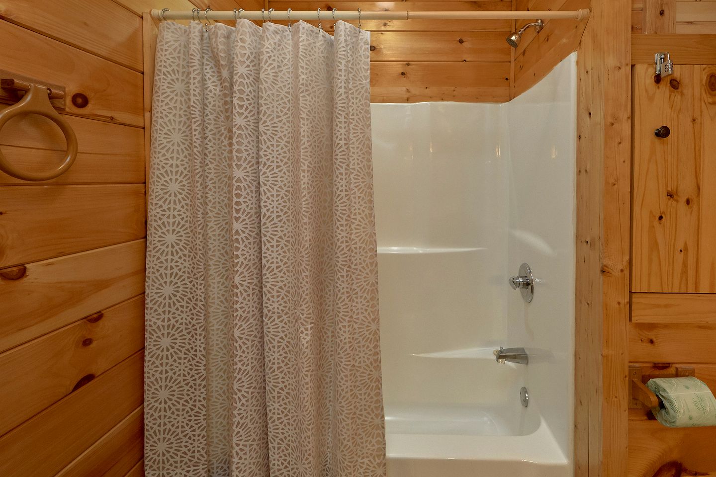 Beautiful Cabin Getaway with a Private Hot Tub near Downtown Gatlinburg in Tennessee