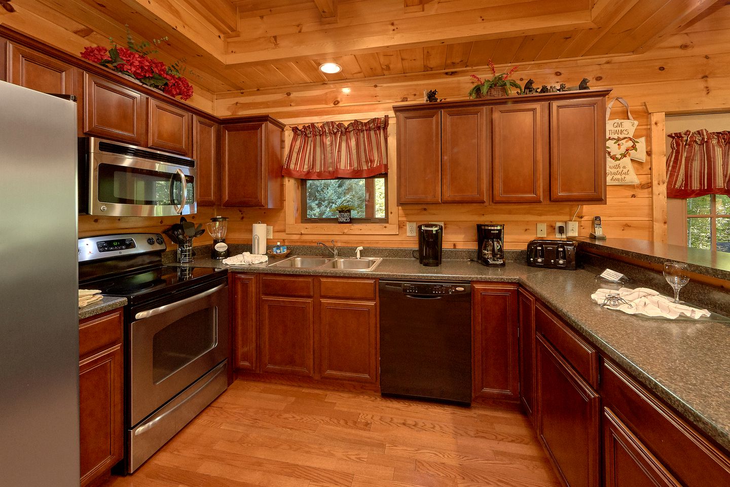 Beautiful Cabin Getaway with a Private Hot Tub near Downtown Gatlinburg in Tennessee