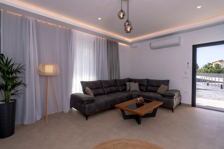 Vacation Rentals (Greece, --, --)
