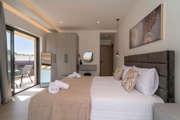 Vacation Rentals (Greece, --, --)