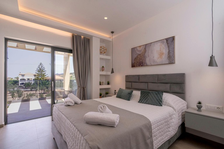 Vacation Rentals (Greece, --, --)