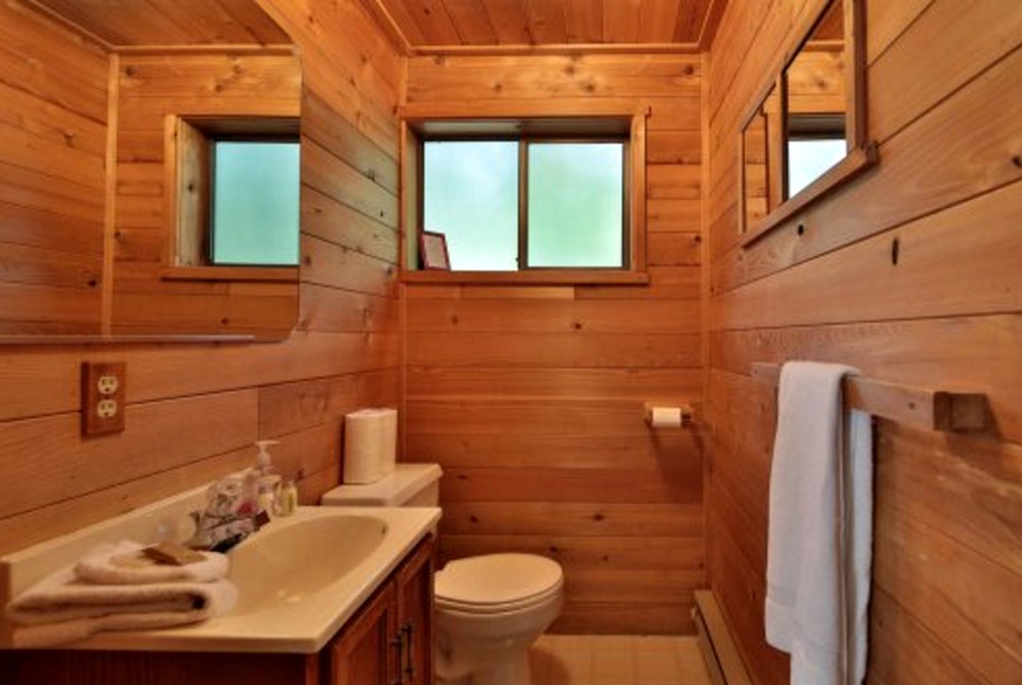 Spacious Luxury Cabin Rental for Group Mountain Retreat near Leavenworth