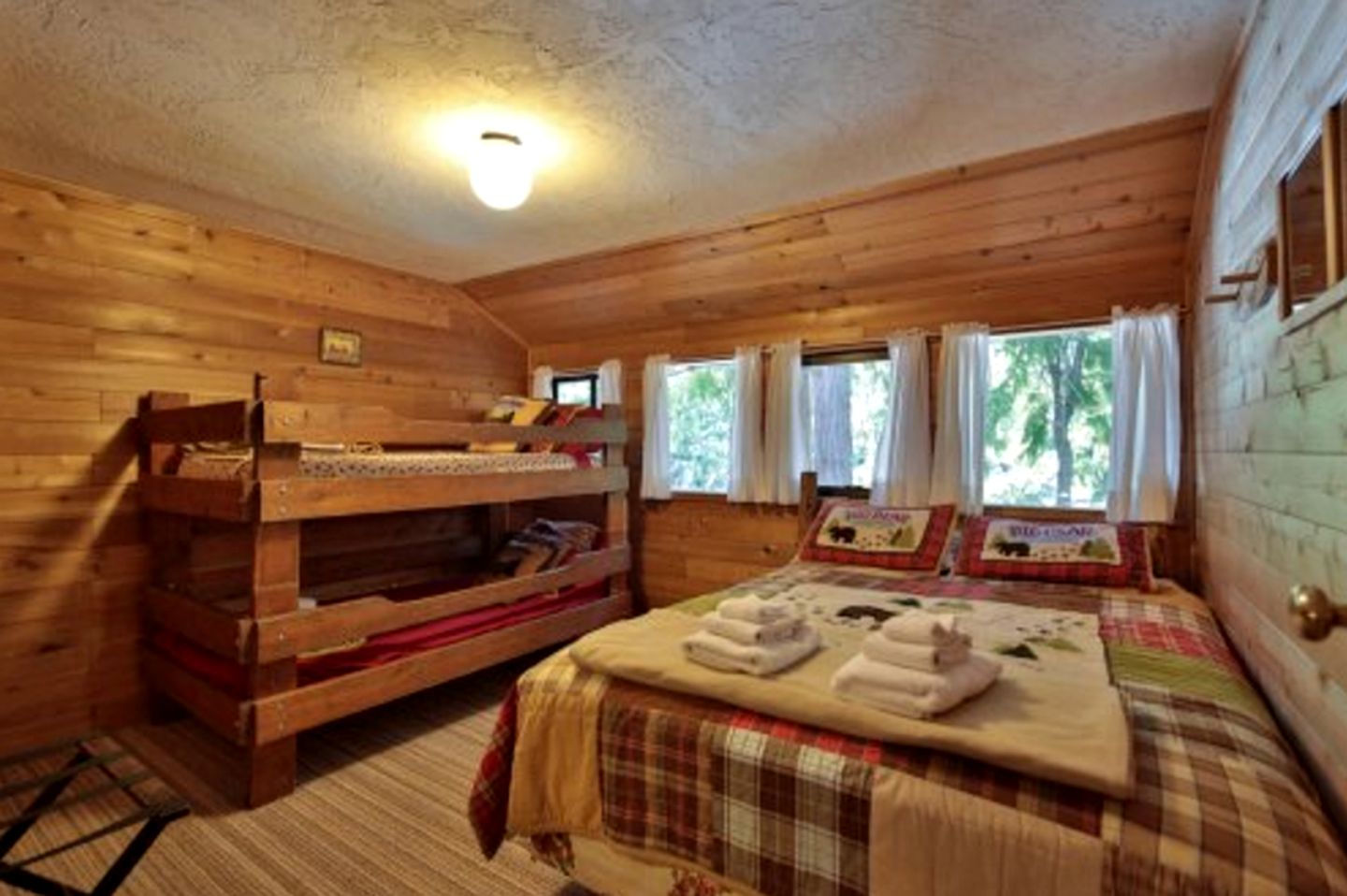 Spacious Luxury Cabin Rental for Group Mountain Retreat near Leavenworth