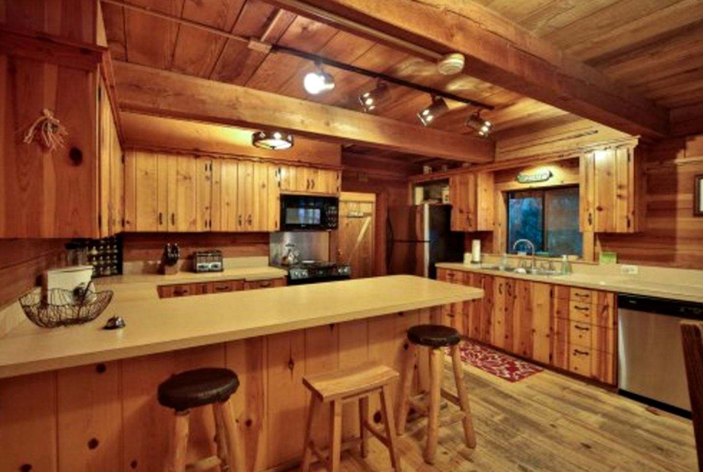 Spacious Luxury Cabin Rental for Group Mountain Retreat near Leavenworth