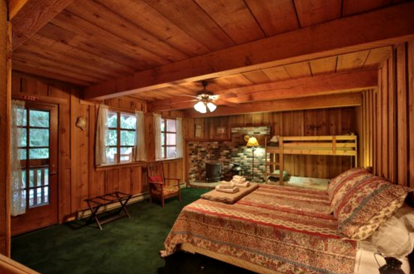 Spacious Luxury Cabin Rental for Group Mountain Retreat near Leavenworth