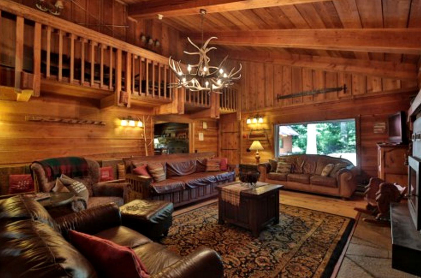 Spacious Luxury Cabin Rental for Group Mountain Retreat near Leavenworth