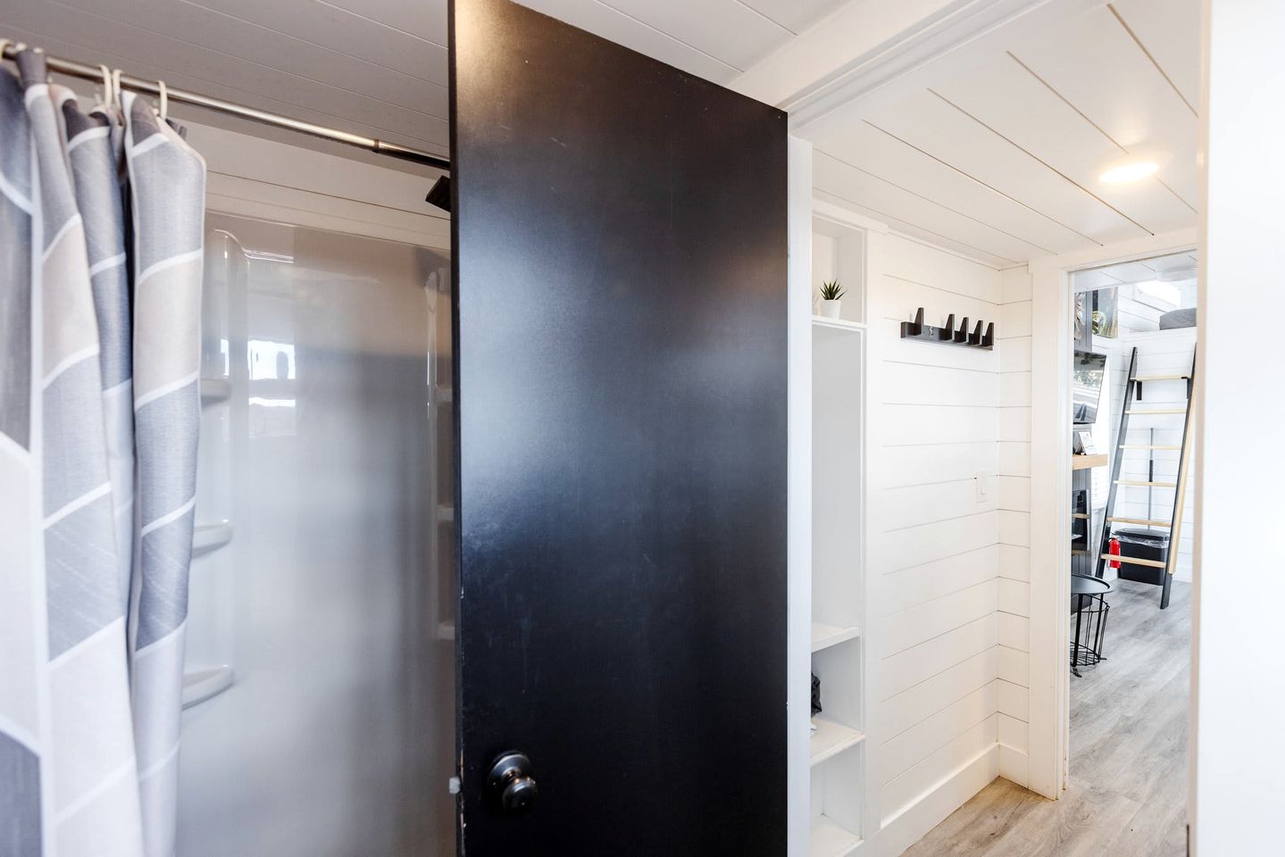 Discover Red Mountain Beauty: Spacious Tiny House in Apple Valley, Utah