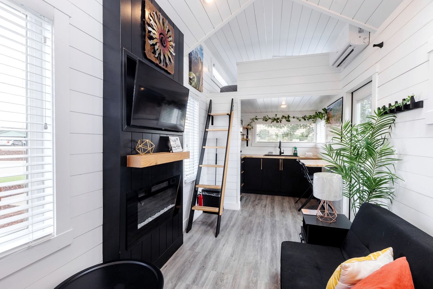 Discover Red Mountain Beauty: Spacious Tiny House in Apple Valley, Utah