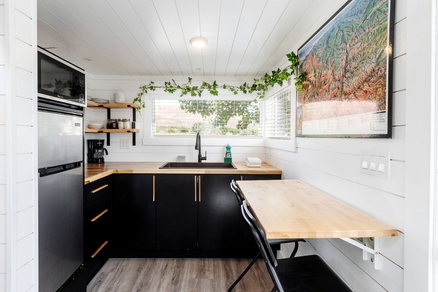 Discover Red Mountain Beauty: Spacious Tiny House in Apple Valley, Utah