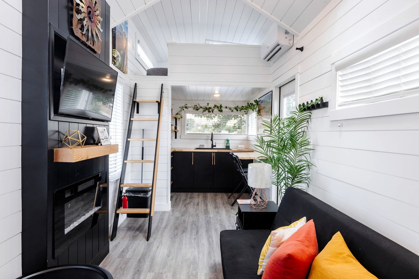 Discover Red Mountain Beauty: Spacious Tiny House in Apple Valley, Utah