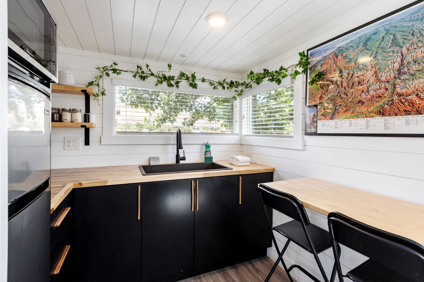 Discover Red Mountain Beauty: Spacious Tiny House in Apple Valley, Utah