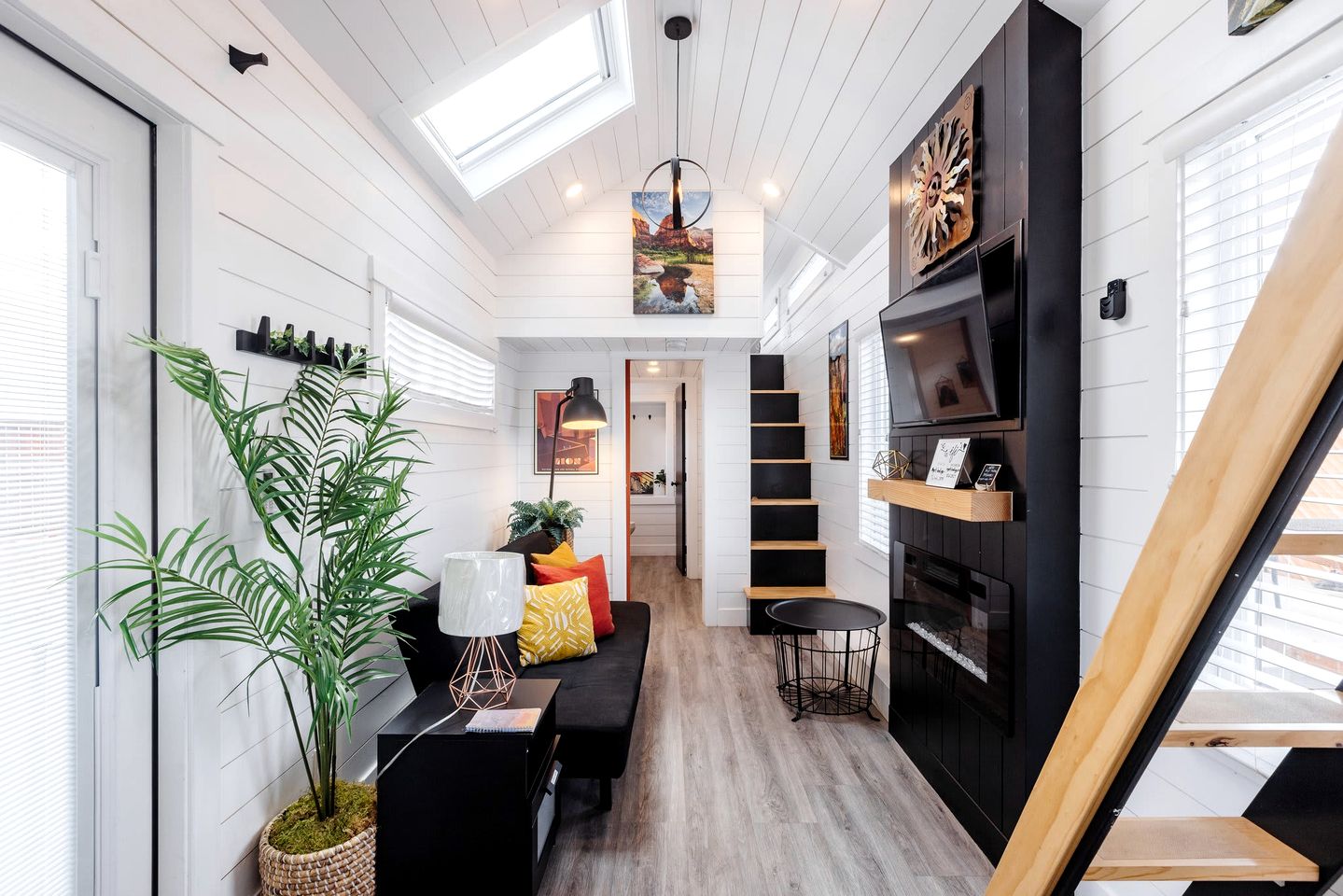 Discover Red Mountain Beauty: Spacious Tiny House in Apple Valley, Utah