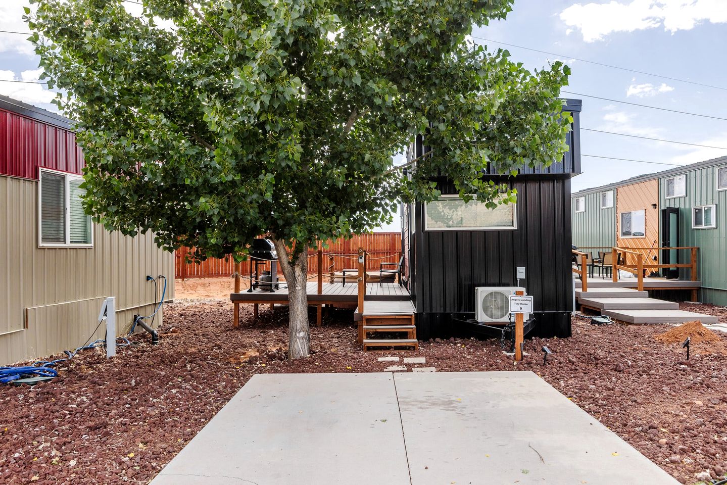 Discover Red Mountain Beauty: Spacious Tiny House in Apple Valley, Utah