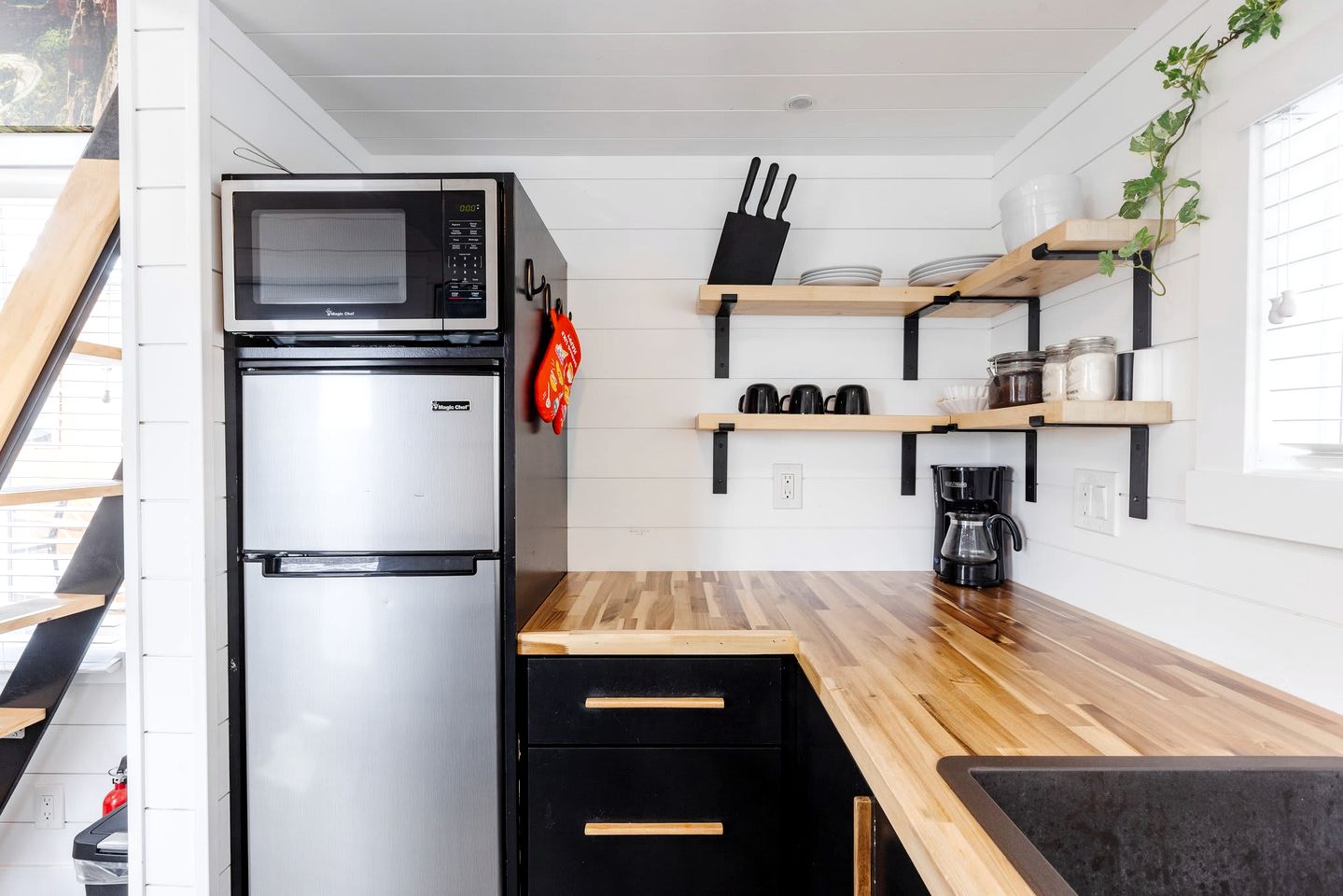 Discover Red Mountain Beauty: Spacious Tiny House in Apple Valley, Utah