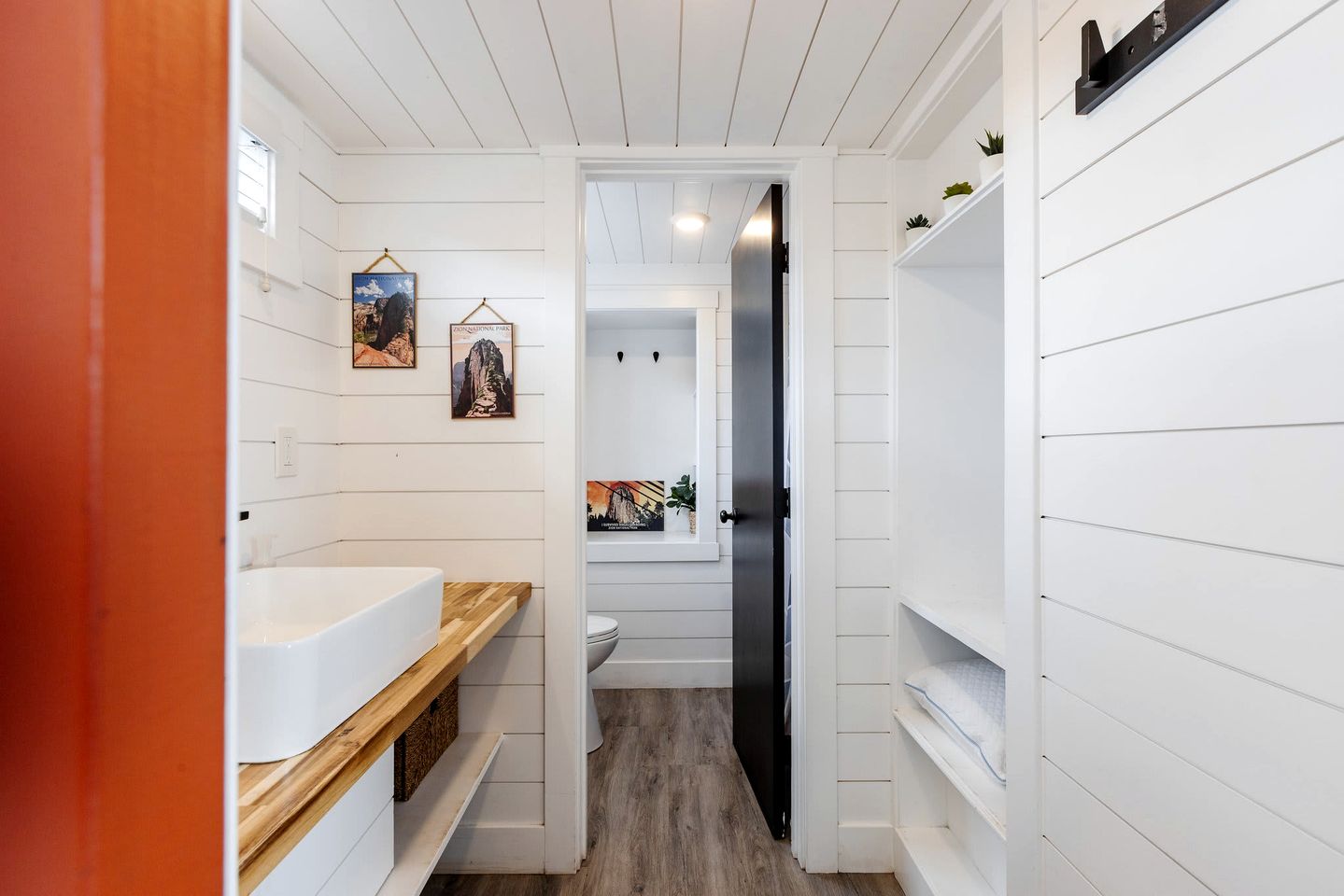 Discover Red Mountain Beauty: Spacious Tiny House in Apple Valley, Utah