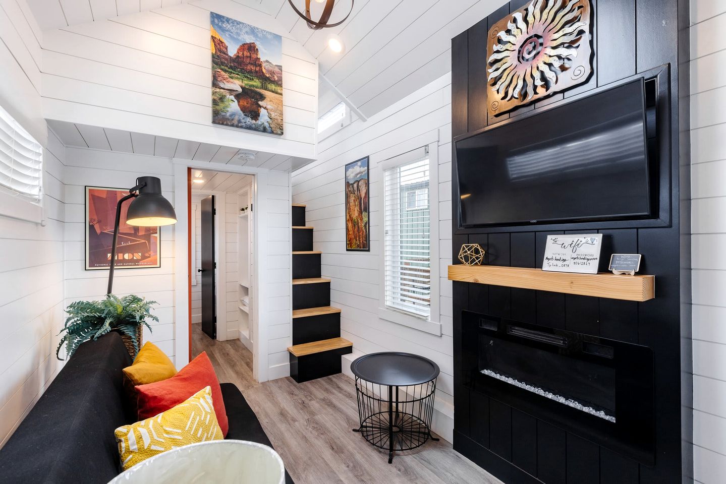 Discover Red Mountain Beauty: Spacious Tiny House in Apple Valley, Utah