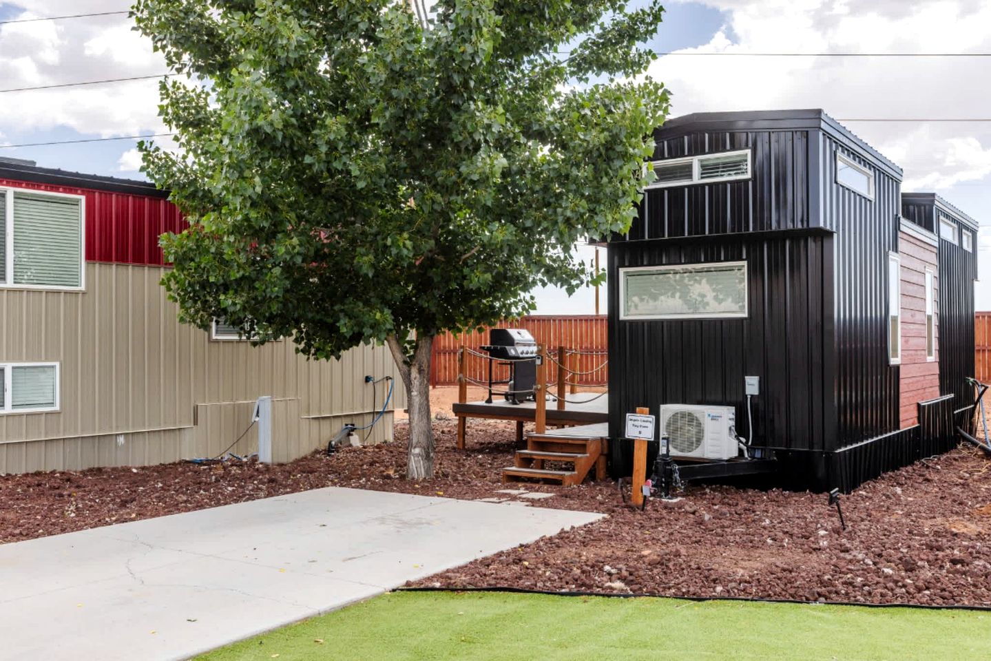 Discover Red Mountain Beauty: Spacious Tiny House in Apple Valley, Utah