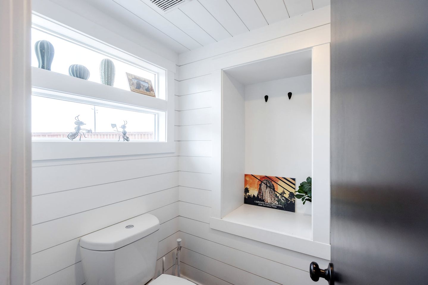 Discover Red Mountain Beauty: Spacious Tiny House in Apple Valley, Utah