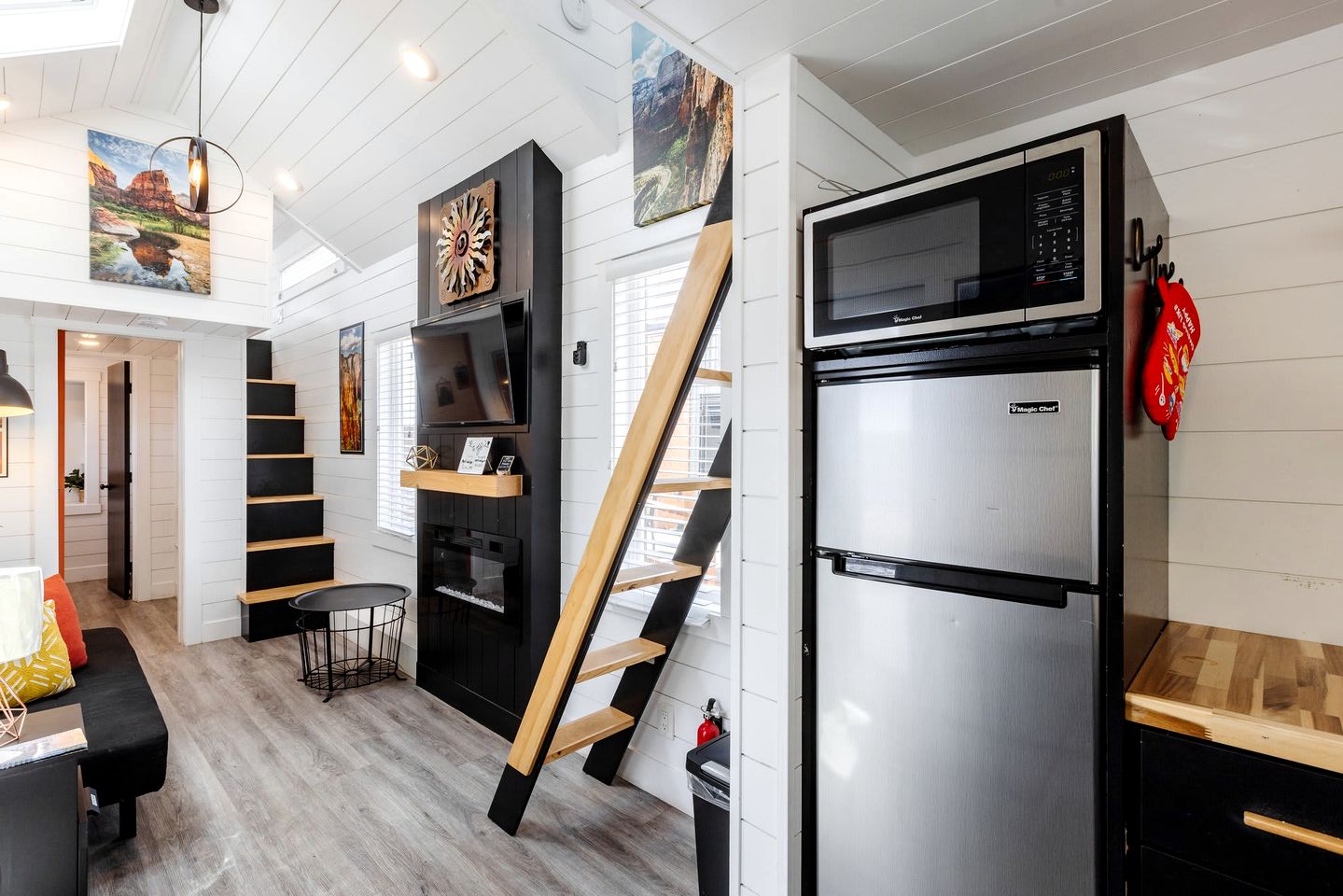 Discover Red Mountain Beauty: Spacious Tiny House in Apple Valley, Utah