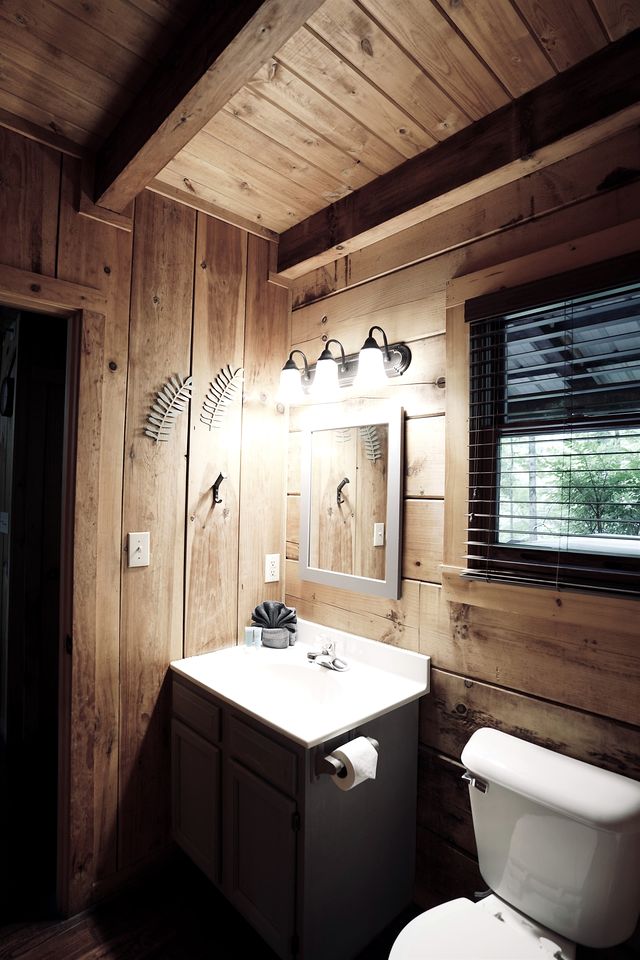Charming Wooden Cabin with Hot-tub in Sevierville, Tennessee